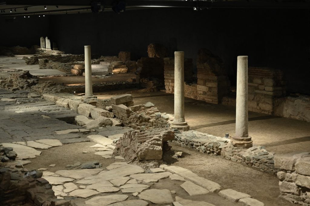 museum inside the station of Venizelou showing columns and paving stones that have been ruined