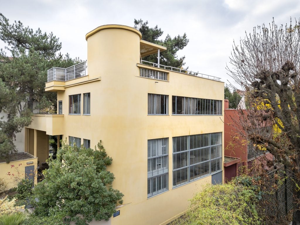 A photograph depicting the rear side of the big yellow house Le Corbusier designed for Miestchaninoff.