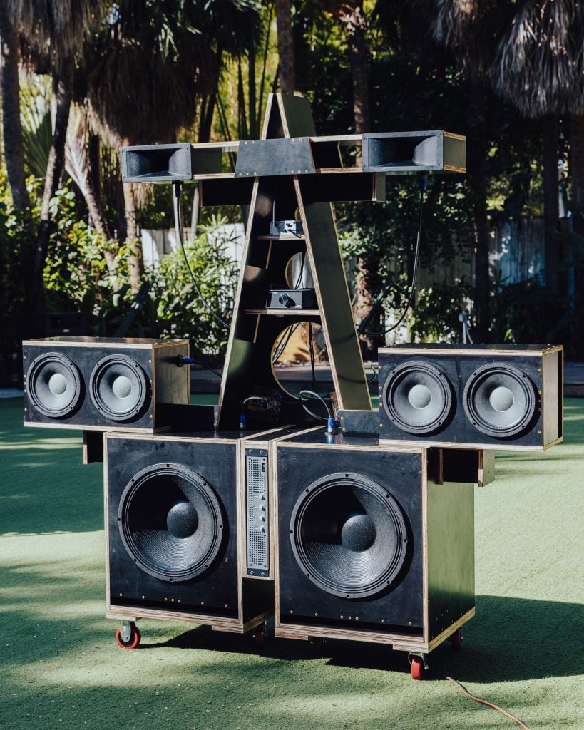 Furniture incorporating loudspeakers is situated among palm trees