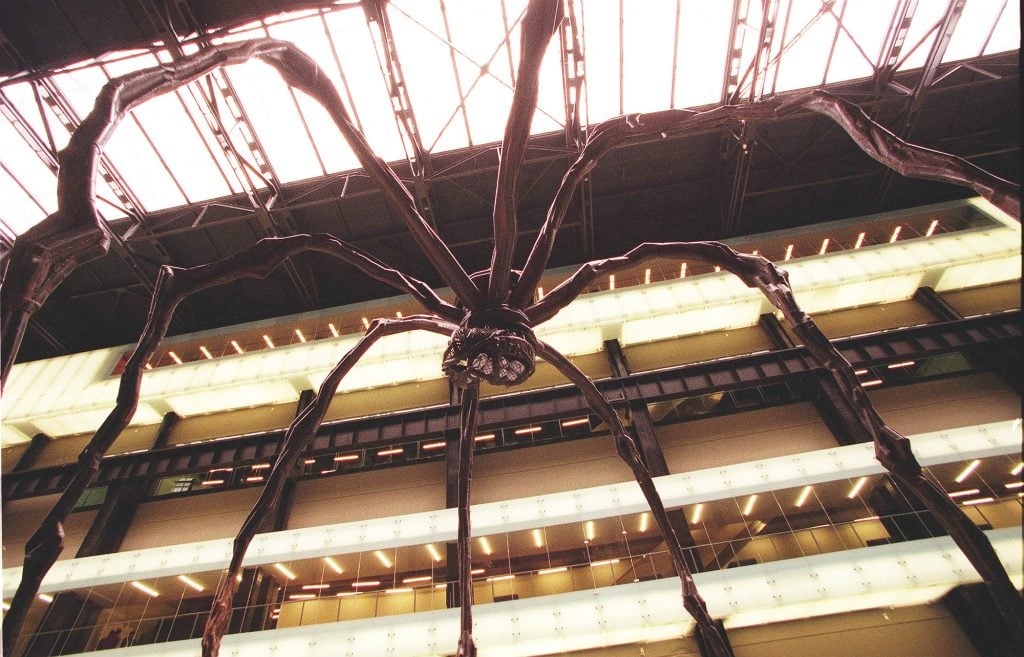 An image of Louise Bourgeois's Maman at the Tate Modern in 2000