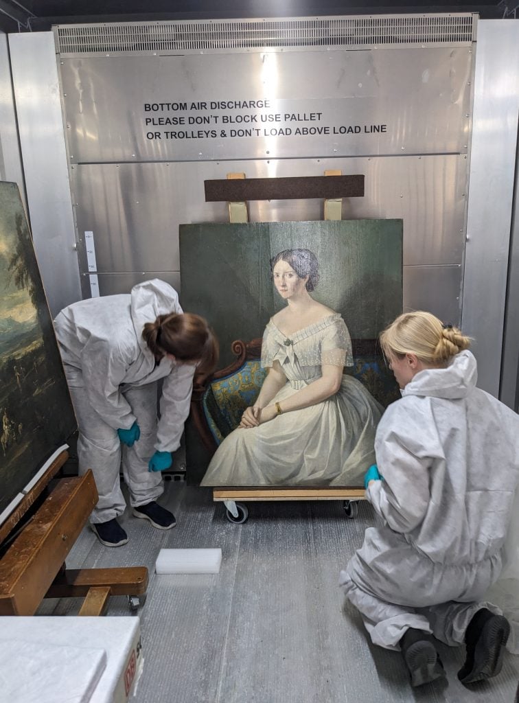 The conservators Anja Lindner-Michael and Thuja Seidel unpacking the works in Berlin, September 2023. Photo by Sabine Lata.