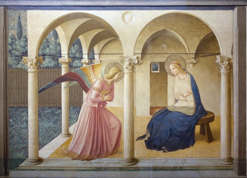 an early renaissance painting of a the angel gabriel visiting in the virgin mary in a rennaissance space with arches and columns