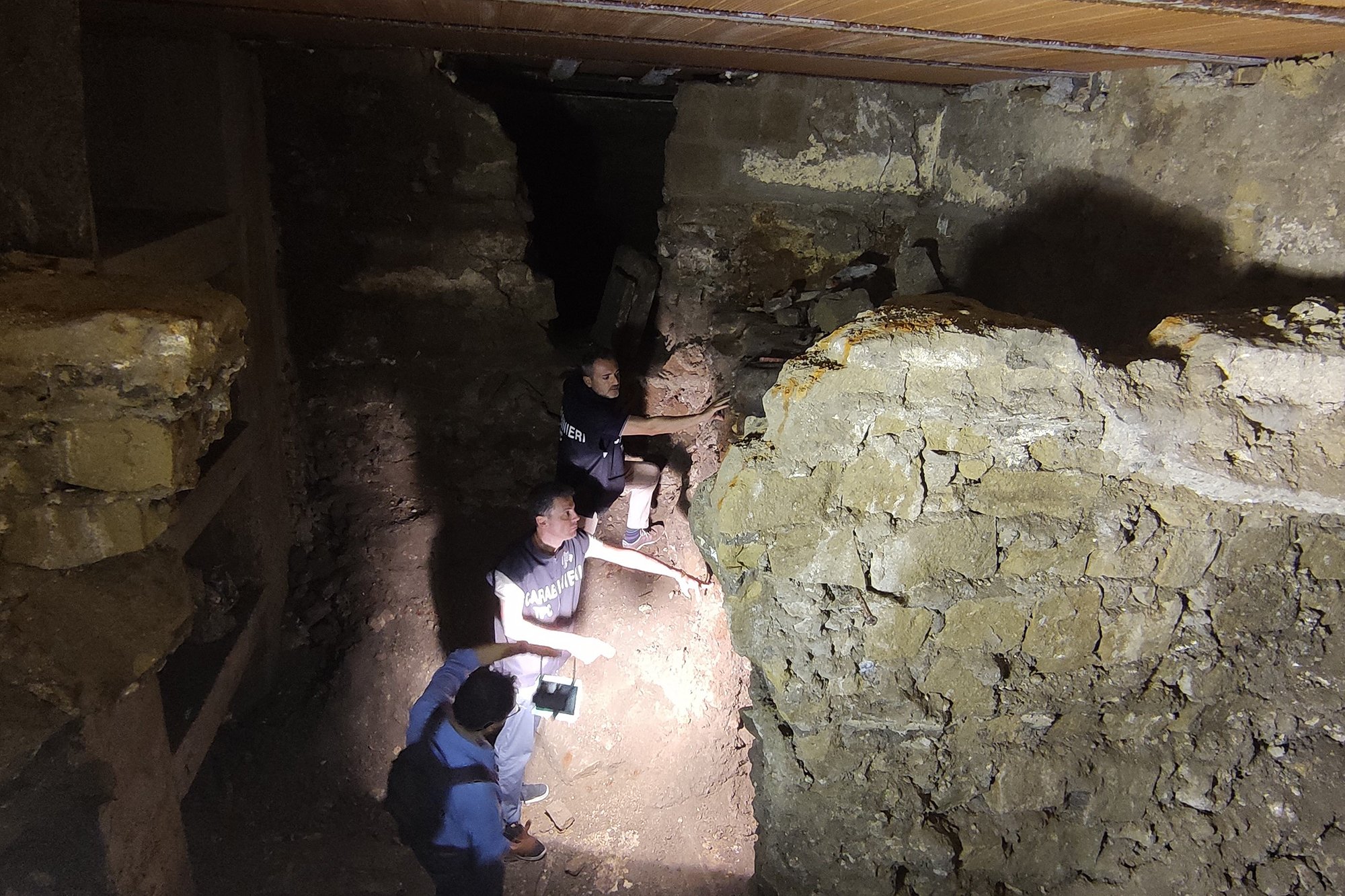 an image of Carabinieri at the site in Naples. Photo courtesy Carabinieri TPC.