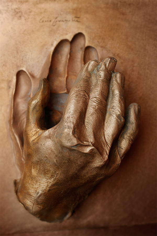 Un molde de bronce de la mano del recién canonizado-Papa Juan Pablo II que se incluirán en la exposición "Esplendores del Vaticano '.  Foto: © Cittá del Vaticano